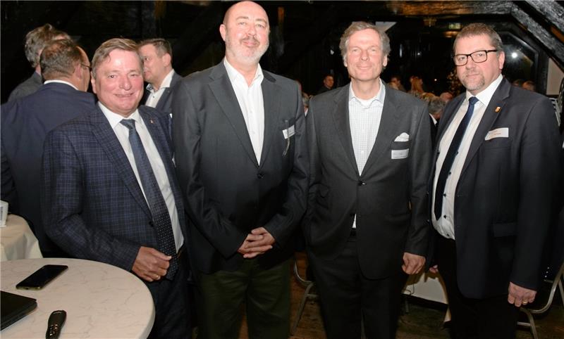 Über die Ausrichtung der Brauhausgespräche freuen sich (v. li.): der Sprecher des Sponsorenteams Hans-Heinrich Haase-Fricke, Referent Gerald Kimmel, Hausherr Lorenz von Schintling-Horny und Bürgermeister Alf Hesse. Foto: Kleine