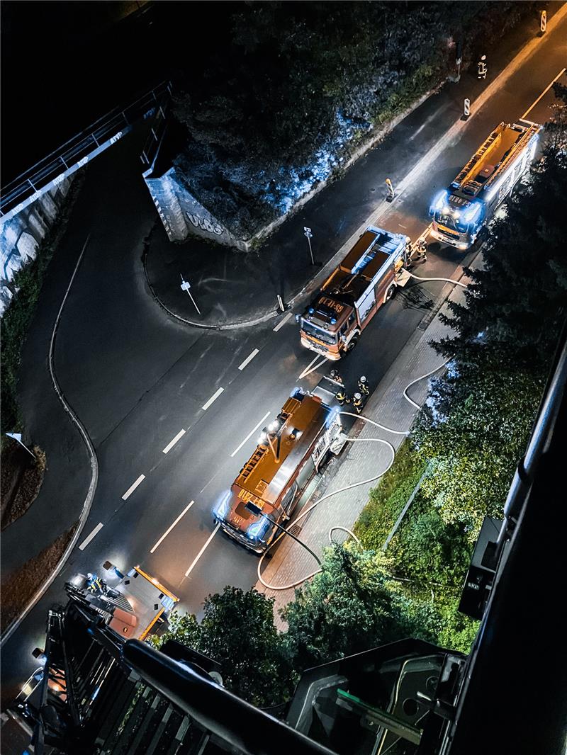 „Über die Drehleiter wurde der Einsatzort großflächig von oben ausgeleuchtet, während auf der Astfelder Straße dieWasserversorgung durch die Tanklöschfahrzeuge sichergestellt wurde“, beschreibt Langlotz das Vorgehen der Feuerwehr.