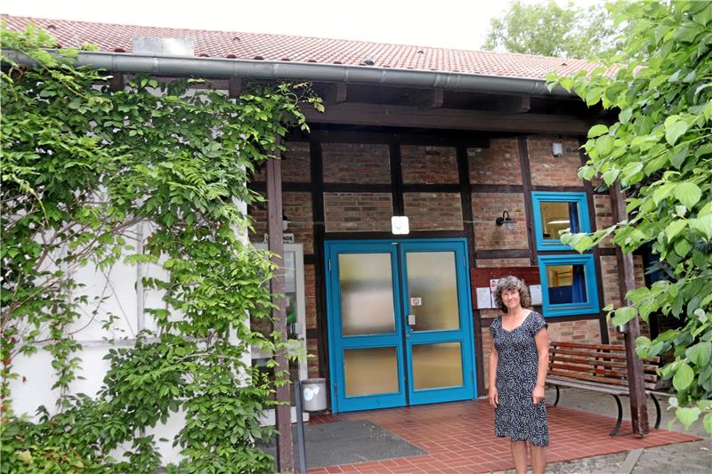 Deckensanierung im Franz-Tasler-Haus in Gielde Über die Erneuerung der Innen-Decke im Franz-Tasler-Haus freut sich Ortsbürgermeisterin Friederike Fiebig. Foto: Jambrek