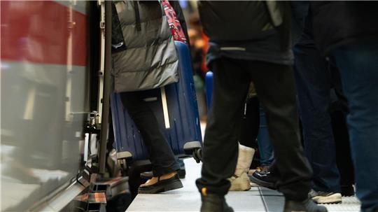 Über die Feiertage verreisen viele Menschen mit der Bahn. (Archivbild) 