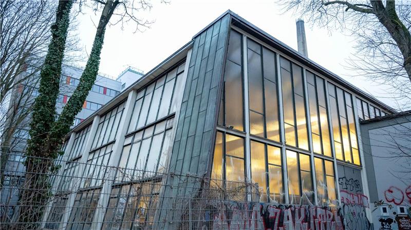 Über die Glasfront einer Halle der Hochschule Bremen geht viel Wärme verloren.