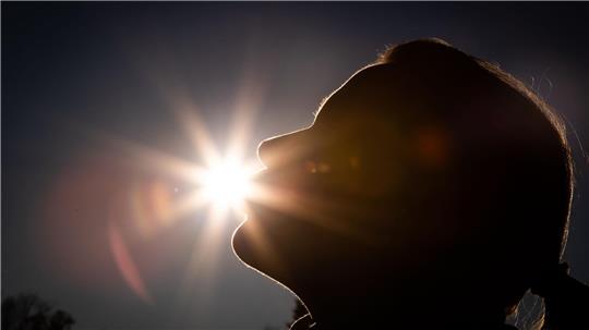 Über die Haut wird ein Großteil von Vitamin D im Körper gebildet. (Symbolbild)