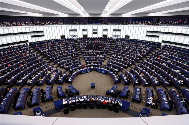 Fördergelder für Ungarn: EU-Parlament verklagt Kommission Über die Klage will das Parlament klären lassen, ob die Entscheidung der Kommission, trotz anhaltender Kritik an Verstößen gegen rechtsstaatliche Prinzipien in Ungarn eingefrorene EU-Fördermittel in Höhe von rund zehn Milliarden Euro für das Land freizugeben, rechtmäßig war.