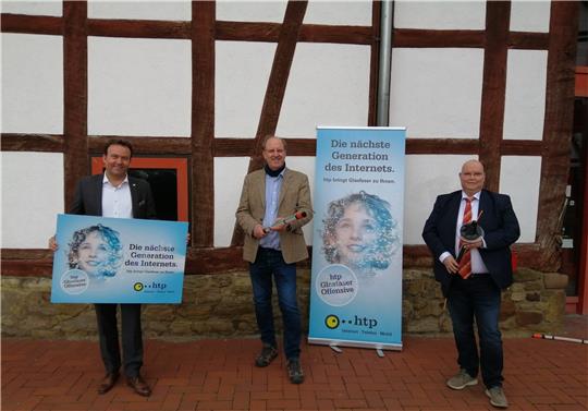 Über die Modalitäten des Glasfaserausbaus informieren htp-Geschäftsführer Thomas Heitmann, Bürgermeister Andreas Memmert und Peter Scheer von der Netzgesellschaft Braunschweiger Land (v. li.) im Dorfgemeinschaftshaus Schladen. Foto: Hohaus