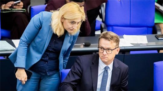 Über die Pflege-Sparpläne von Gesundheitsminister Carsten Linnemann, die auf einer Vorlage seiner Vorgängerin Nina Warken (beide CDU) beruhen, ringt derzeit die Koalition. (Archivbild)