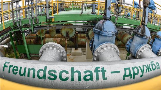 Über die Pipeline Druschba wird die Raffinerie PCK mit Öl aus Kasachstan beliefert. (Archivbild)