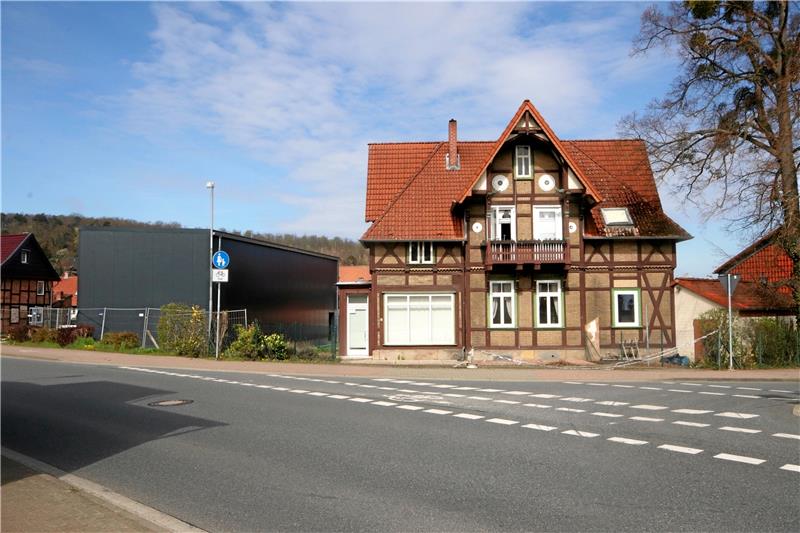 Über die Poststraße hinweg fällt der Blick auf die neue Fontheim-Lagerhalle, die sogenannte Blackbox, daneben das unter Denkmalschutz stehende Fachwerkhaus.  Foto: Gereke