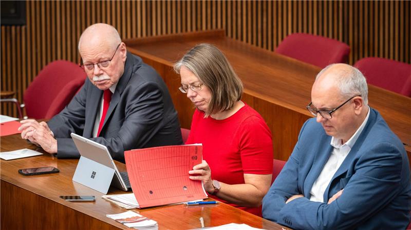 Wissenschaftler sieht Bremer Regierung in Schwierigkeiten Über die Spitzenpositionen in der Innen- und Bildungsbehörde wird viel diskutiert.
