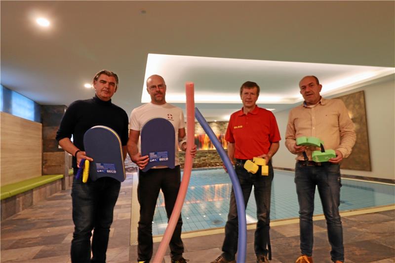 Stärkung des Selbstbewusstseins bei Kids Über die Unterstützung und das Ausrichten von Schwimmkursen für Langelsheimer Kids, freuen sich Jens Fiebig, Henning Krause, Nobert Eidam und Marco Osmialowski (v. li.). Am Montag startet ein Kurs im Hotel im Tannengrund. Foto: Jambrek