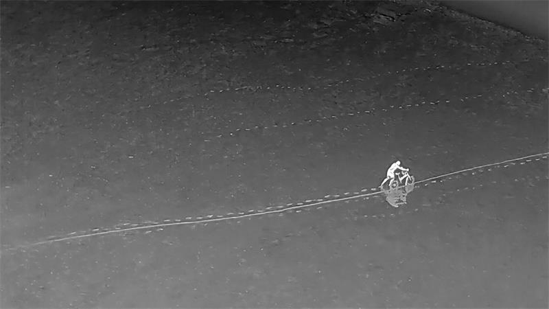 Über die Wärmebildkamera der Drohne fand die Feuerwehr den Mann mit seinem Gefährt im Watt. 