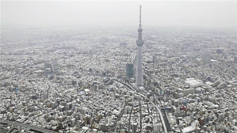 Drama über Tokios Dächern - Fahrstuhl steckte Stunden fest Über eine Metallbrücke konnten die Eingeschlossenen gerettet werden. (Archivbild)