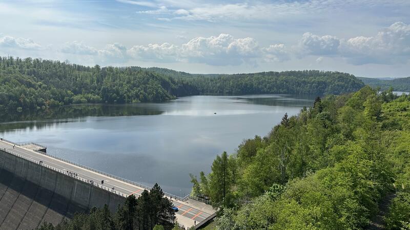 Über eine Querleitung von der Vorsperre bei Königshütte gelangt das Wasser der Warmen Bode, die durch Braunlage fließt, auch in die Rappbode-Trinkwassertalsperre.
