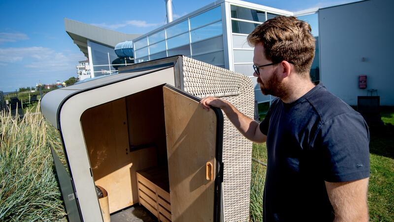 Schwitzen in der Strandkorbsauna Über eine Seitentür kommen die Gäste in den Mini-Sauna.