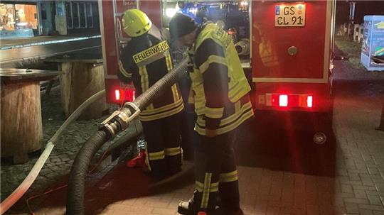 Über einen Schacht neben dem Wohn- und Geschäftshaus pumpen die Einsatzkräfte der Feuerwehr Wasser aus dem Mühlengraben.