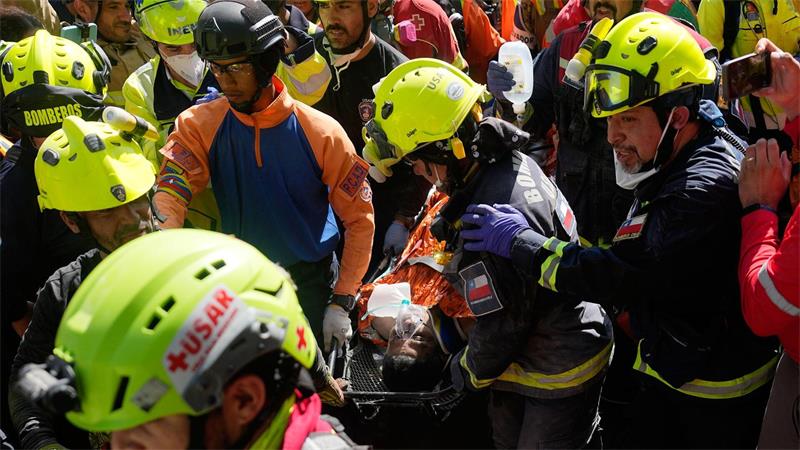 Über eine Woche unter Trümmern - Rettung in Venezuela Über einen Schlauch mit Wasser und weiteren lebenswichtigen Hilfsgütern wurde der Mann tagelang versorgt.