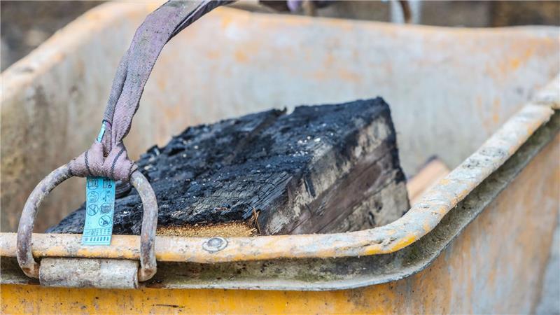 Clausthals Kirche nach Brand: Verkohlte Balken legen Ausmaß frei Über einen Seilzug befördern die Arbeiter die verkohlten Holzbalken nach unten.