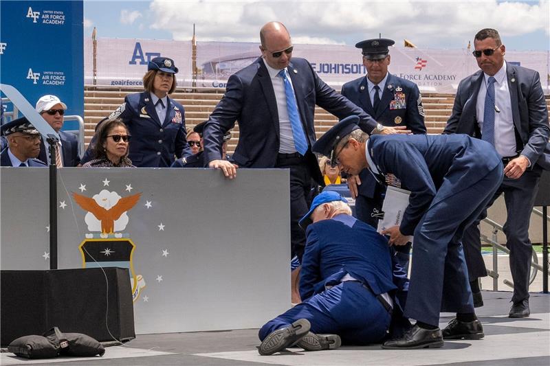 Stolpernder Präsident: Biden stürzt bei Absolventenfeier Über einen einen Sandsack auf der Bühne gestolpert: US-Präsident Joe Biden.