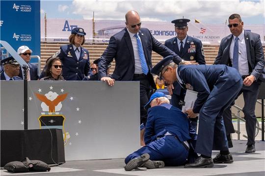 Über einen einen Sandsack auf der Bühne gestolpert: US-Präsident Joe Biden.