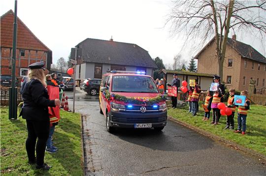 Über einen neuen Mannschaftstransportwagen freuen sich die Brandbekämpfer in Werlaburgdorf. Die Mitglieder der Kinderfeuerwehr begrüßen es mit Gemälden und Luftballons.  Foto: Hohaus
