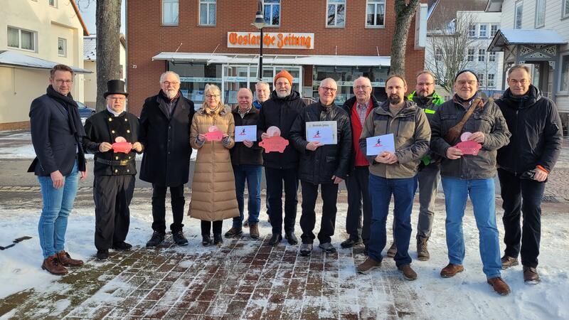 Über jeweils 2010 Euro dürfen sich diesmal die vier Bad Harzburger Ortsteil-Vereine freuen. Das Geld überreichen GZ-Verleger Philipp Krause (links) und Chefredakteur Jörg Kleine (rechts).