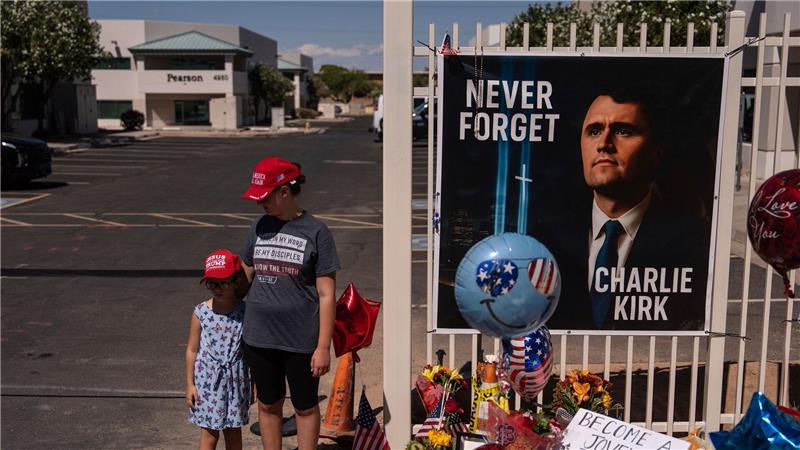 Hohe Sicherheitsvorkehrungen bei Kirk-Trauerfeier in Arizona Über seine Plattformen, darunter auch ein erfolgreicher Podcast, erreichte Kirk Millionen junger Menschen.