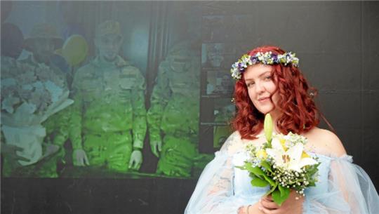 Über tausend Kilometer liegen zwischen Anastasiia und Andrey. Und doch heiraten sie. Mit allem Drum und Dran. Foto: Bernward Comes