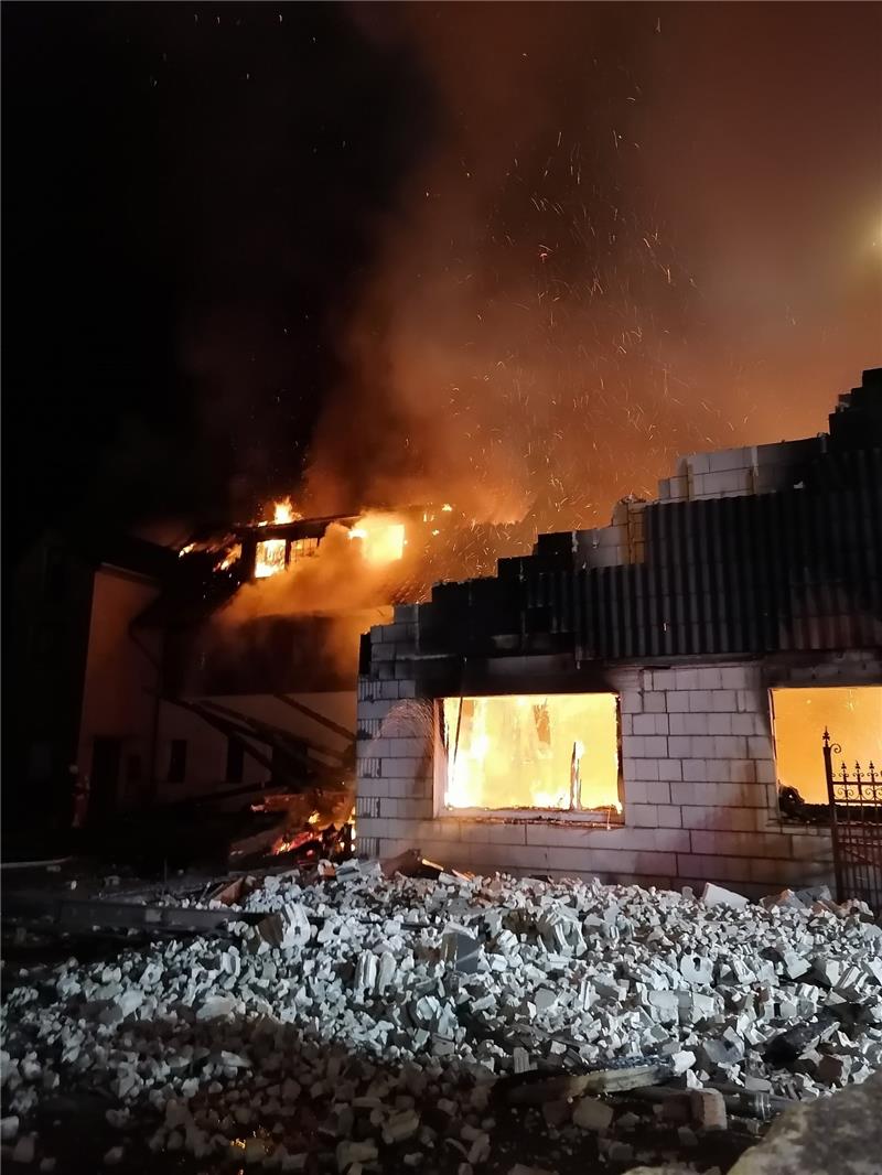 Über vier Stunden hält das Feuer die Einsatzkräfte in Atem. Foto: Berufsfeuerwehr Salzgitter
