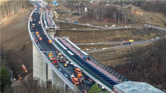 Überall Fahrzeuge und Arbeiter: Die Baufirmen haben die neue Brücke im Rekordtempo hochgezogen.