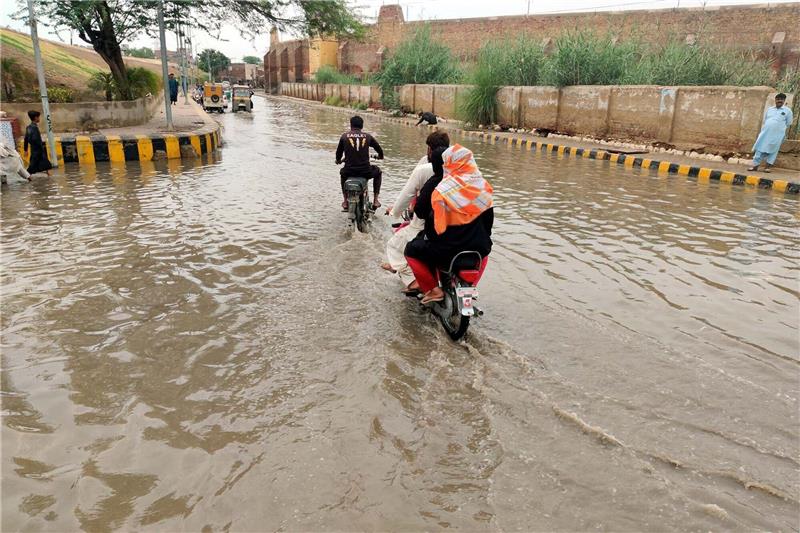 Überall Wasser: Menschen fahren durch überschwemmte Straßen nach starkem Monsunregen.