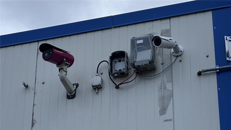 Ist die Gefahr von Großbränden bei Electrocycling jetzt gebannt? Überall auf dem Firmengelände hängen Überwachungskameras, die Brände entdecken und Alarm auslösen.