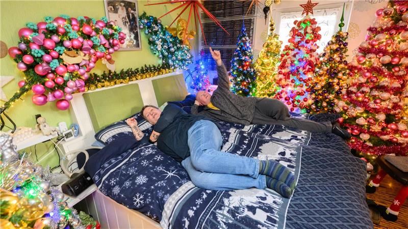 Überall im Haus stehen Weihnachtsbäume - auch im Schlafzimmer.