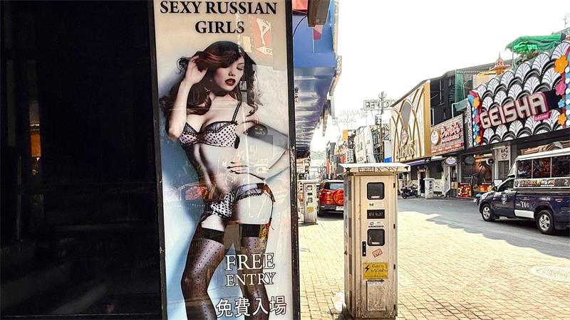 Mord in Pattaya: Die dunkle Seite der Partymetropole Überall in der Walking Street gibt es Neonreklamen mit jungen Frauen.