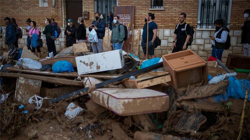 Große Not nach Flutdrama in Spanien - Hilfspaket geschnürt Überall noch Müll, Möbel - und auch Ratten. (Foto aktuell)
