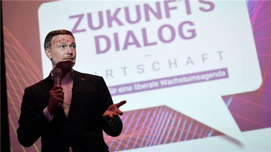 Überbordende Bürokratie ist nach Ansicht von FDP-Chef Christian Lindner ein Misstrauensvotum des Staates gegen die Bürger.