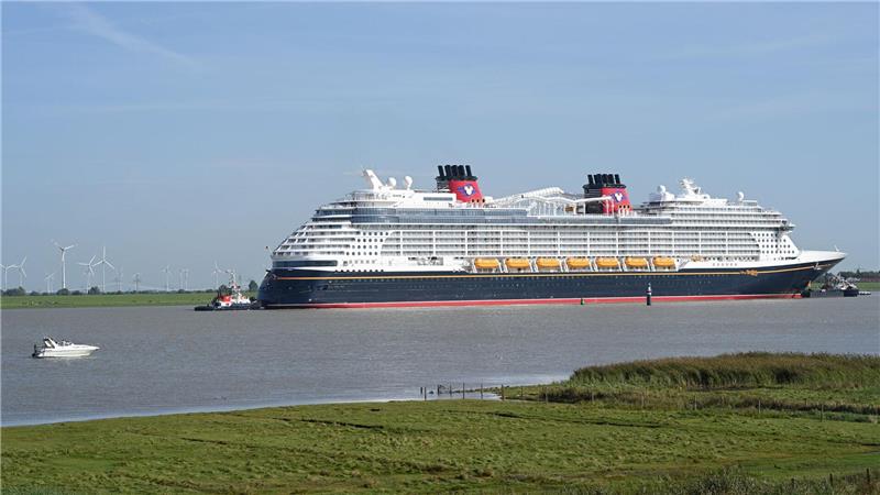 Überführung eines Kreuzfahrtschiffs von der Meyer Werft über die Ems. Künftig soll der Innenausbau in Emden erfolgen. (Archivbild)