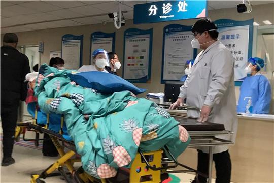 Überfüllte Krankhäuser: Nach dem Ende der rigorosen Null-Toleranz-Strategie in China verbreitet sich das Virus mit hoher Geschwindigkeit.