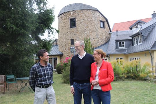 Übergabe: Der ehemalige Besitzer Thomas Langmesser (von links) und die neuen Bewohner des Kegelworth-Turms, Franz und Carmen Steves, sind sich einig: Dieses Gebäude ist ein Schmuckstück.
