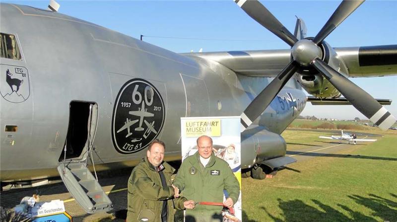 Übergabe Transall vom Commodore an Clemens Aulich (li.) am 18.12.2017 auf dem Flugplatz Ballenstedt