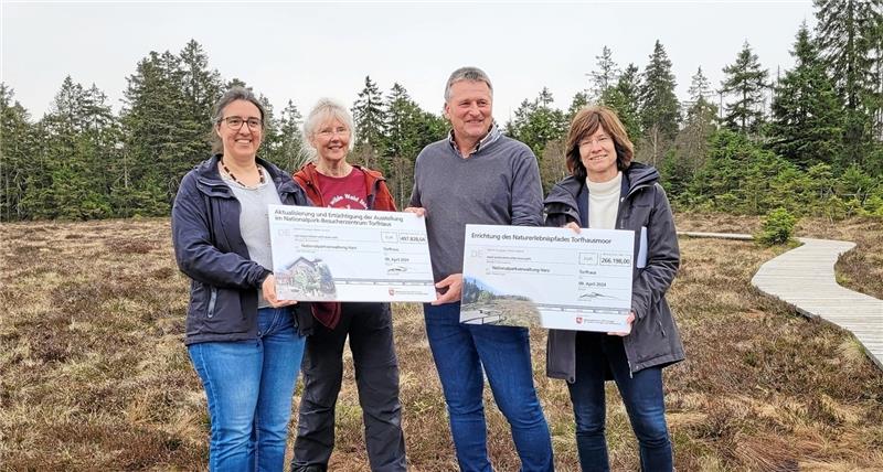 Nationalpark Harz: 760.000 Euro für neue Projekte Übergabe der Förderbescheide im Torfhausmoor (v.l.): Staatssekretärin Anka Dobslaw, Heike Albrecht-Fechtler, Leiterin des Besucherzentrums, Nationalparkleiter Dr. Roland Pietsch und Susanne Gerstner, Vorsitzende des BUND Niedersachsen. Foto: Skuza