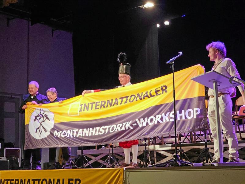 Übergabe des Banners in Sainte Marie aux Mines in Frankreich: Aus Goslar sind Stefan (v.l.) und Astrid Dützer als Vertreter des Vereins mit dabei. Fotos: Privat/Hartmann