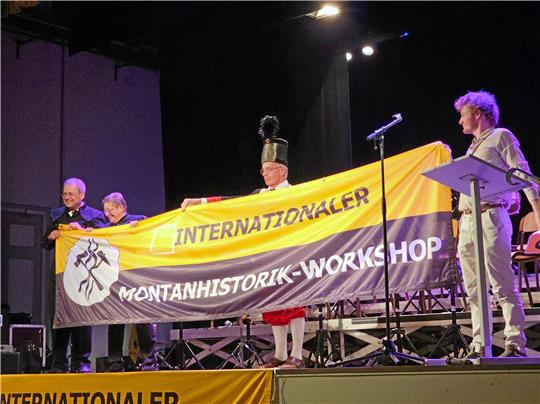 Übergabe des Banners in Sainte Marie aux Mines in Frankreich: Aus Goslar sind Stefan (v.l.) und Astrid Dützer als Vertreter des Vereins mit dabei. Fotos: Privat/Hartmann
