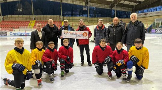 Übergabe mit den Jugendspielern der Harzer Falken im Vordergrund: Kommunalmanager Frank Uhlenhaut spendet das Geld an Maik Kreie, Peter Rafezeder, Jens Riemann, Harald Laubner und Werner Hebestriet im Beisein von Ortsvorsteher Albert Baumann (v.l.).