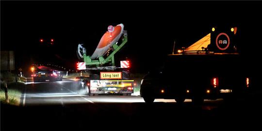 Überholverbot: Durch die Nacht schiebt sich der Schwertransport mit dem Rotorblatt bei Langelsheim über die Seesener Straße Richtung Feldmark.