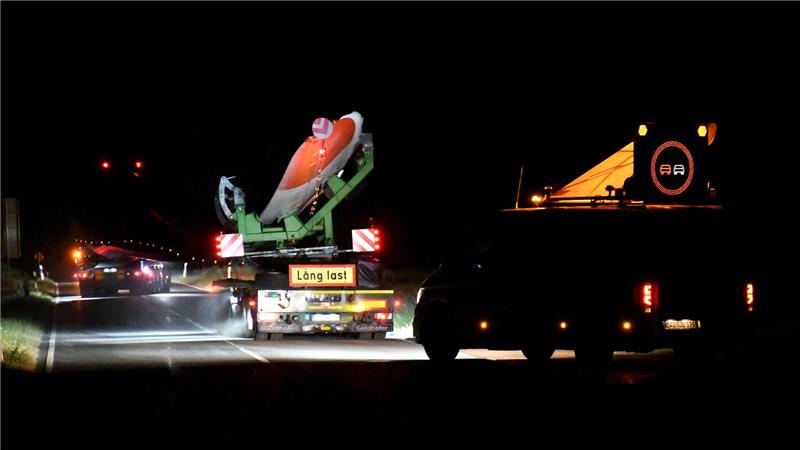 Überholverbot: Durch die Nacht schiebt sich der Schwertransport mit dem Rotorblatt bei Langelsheim über die Seesener Straße Richtung Feldmark.