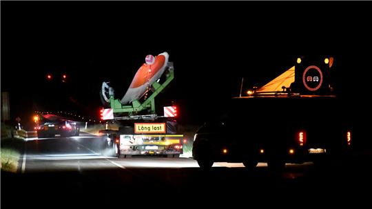 Überholverbot: Durch die Nacht schiebt sich der Schwertransport mit dem Rotorblatt bei Langelsheim über die Seesener Straße Richtung Feldmark.