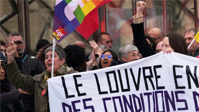 Louvre im Krisenmodus: Fünf Dinge, die sich ändern müssen Überlastung und Personalmangel legen immer wieder den Betrieb lahm: Seit Jahren steht das Louvre-Personal unter wachsendem Druck.