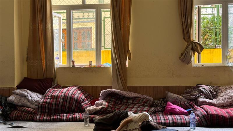 Überall Leichensäcke: Mehr als 1.000 Tote nach Himalaya-Flut Überlebende der Flutkatastrophe ruhen in einem Kloster aus.