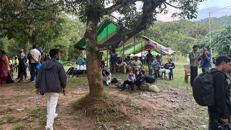 Überlebende: Sturzflut war unvorstellbare Katastrophe Überlebende der Sturzflut in Nepal finden Schutz in einem Armeecamp.