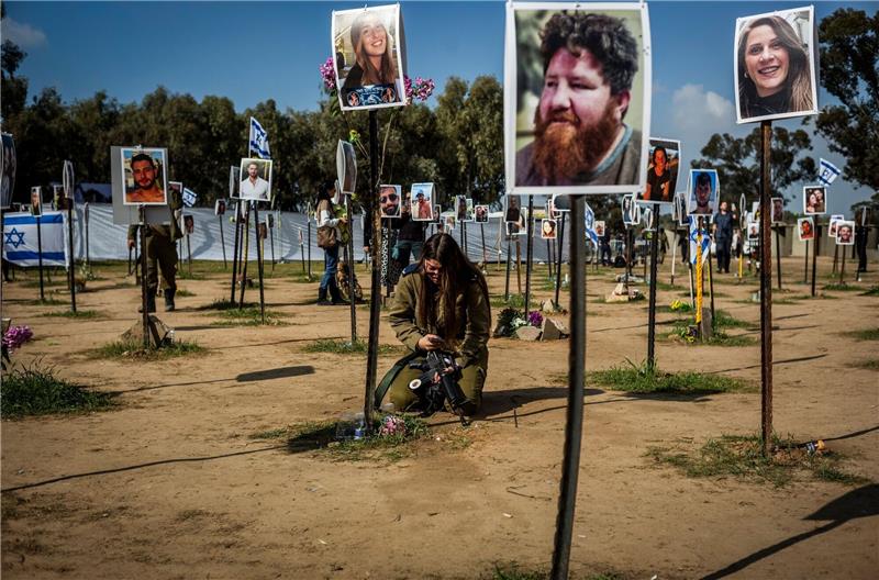 Israels Militärgeheimdienst-Direktor tritt zurück Überlebende und Angehörige der Opfer auf dem Gelände des Musikfestivals Supernova, dem Ort des brutalen Terrorangriffs der Hamas vom 7. Oktober 2023.