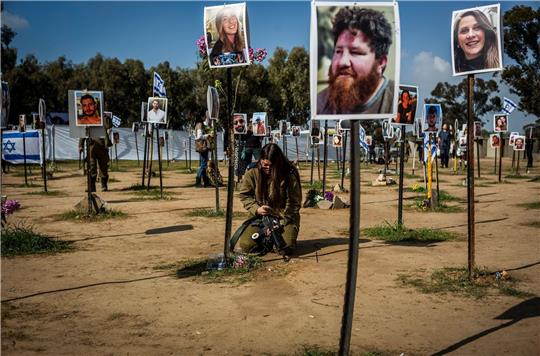 Überlebende und Angehörige der Opfer auf dem Gelände des Musikfestivals Supernova, dem Ort des brutalen Terrorangriffs der Hamas vom 7. Oktober 2023.